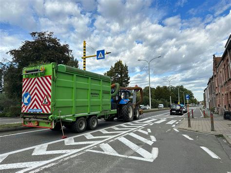 ongeval eeklo vandaag|Voetgangster (73) kritiek na aanrijding door tractor in Eeklo